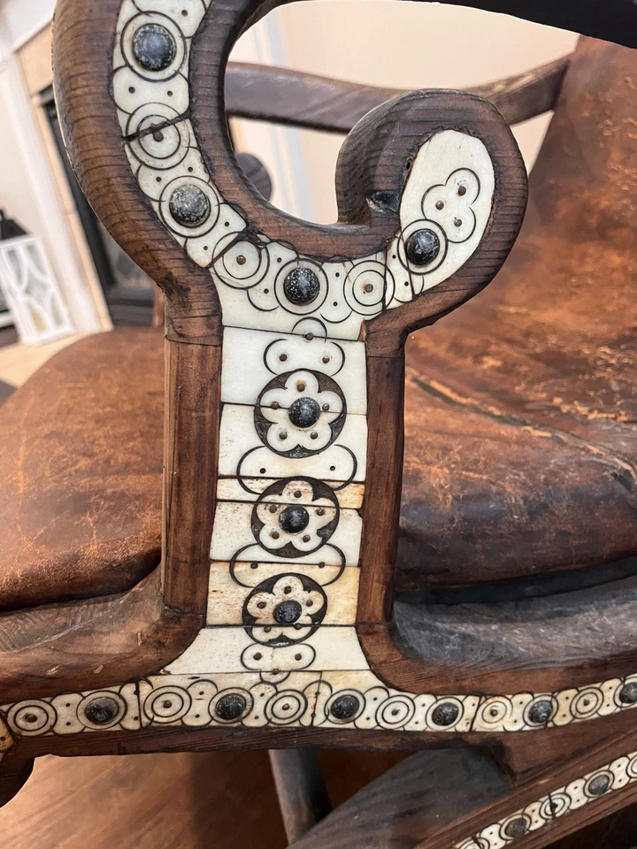 Antigua silla de cuero marroquí de madera maciza con incrustación de hueso de camello hecha a mano única en su clase Foto 4 de 4