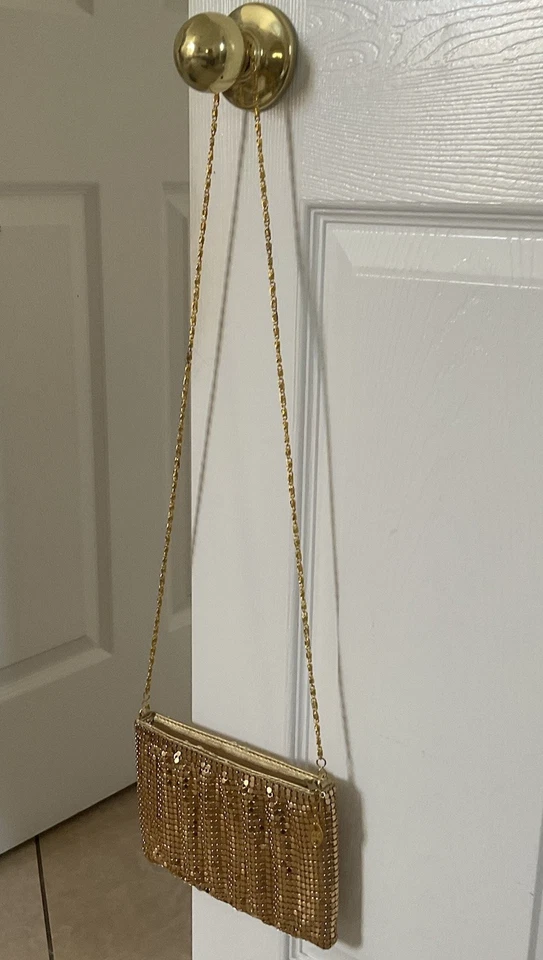 Bolso de mano vintage de malla dorada con correa de cadena para el hombro. Foto 3 de 4