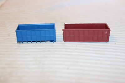 HO Scale, Pair of Garbage Dumpsters, Blue & Brown, 22' & 19' Built