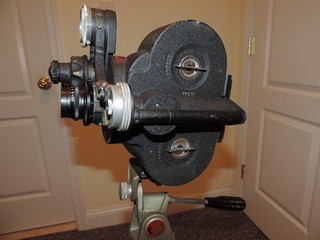 BELL & HOWELL EYEMO 35MM MOVIE CAMERA with extras.