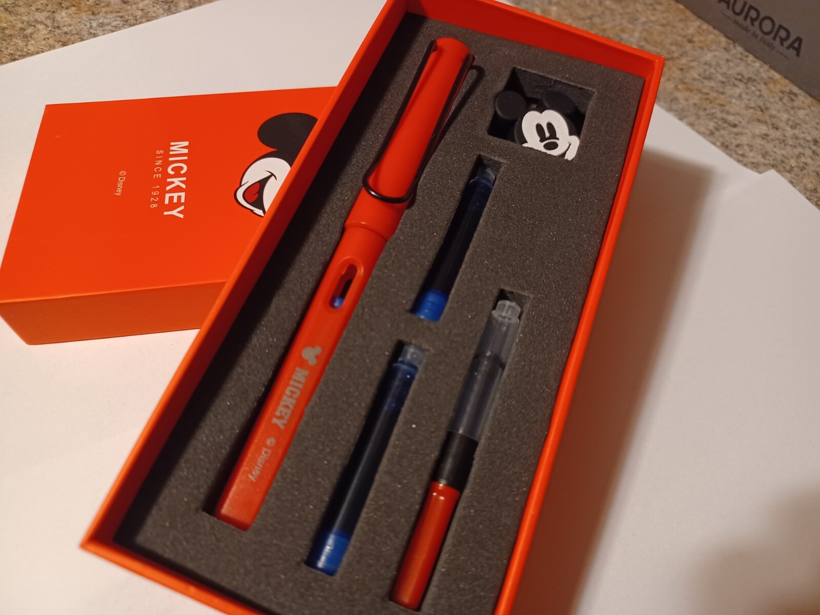 RARE NEW DISNEY MICKEY MOUSE FOUNTAIN PEN WITH CONVERTER AND REFILLS GIFT