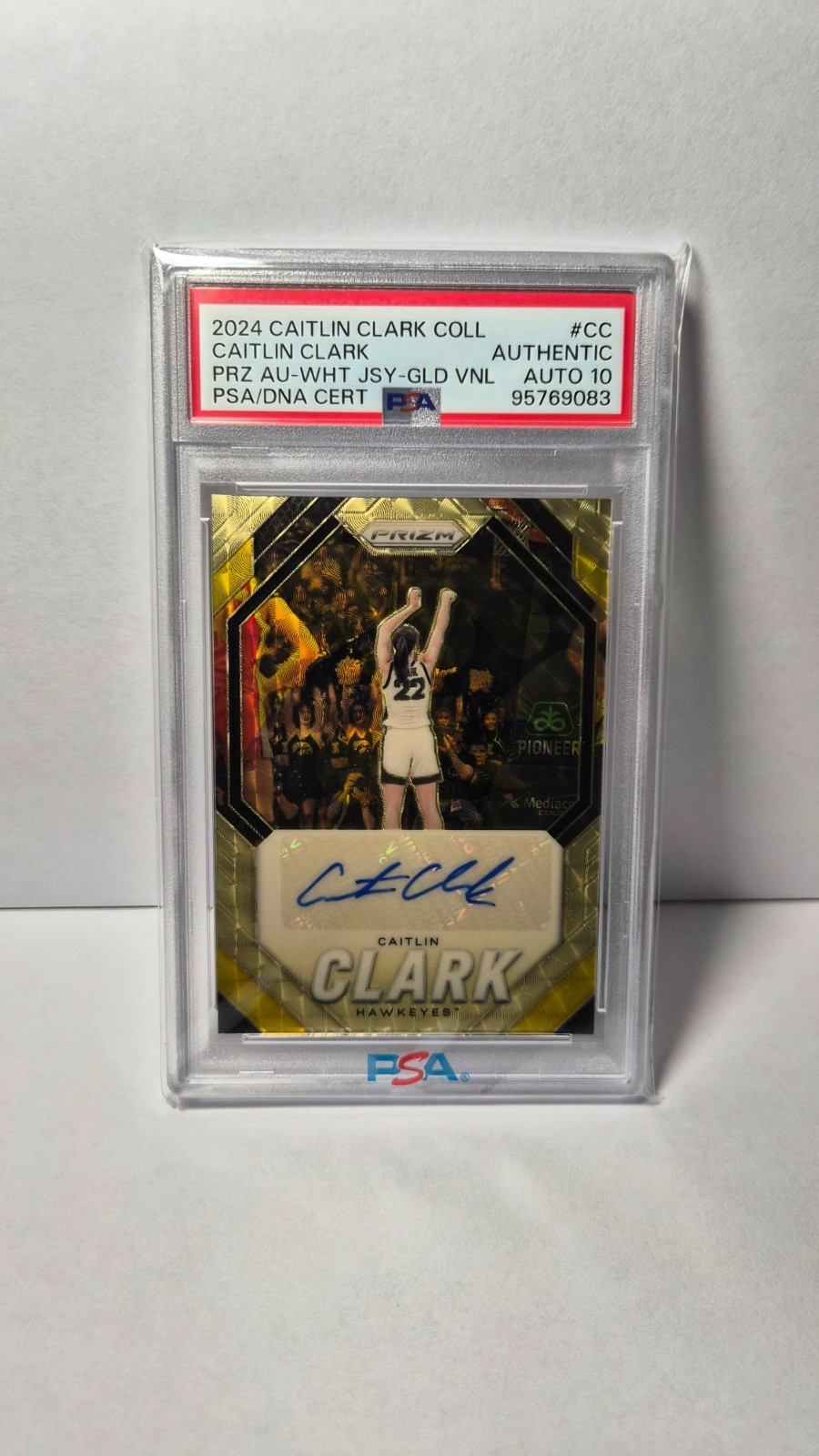 2024 CAITLIN CLARK COLLECTION PRIZM GOLD VINYL ROOKIE AUTO PSA AUTENTIC AUTO 10 view 1