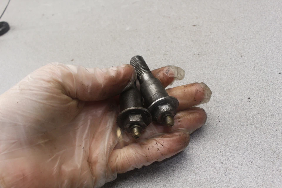 1964 Honda Super Hawk 305 CB77 FRONT FOOT REST BOLTS P9-1001.FN - Image 4 of 4