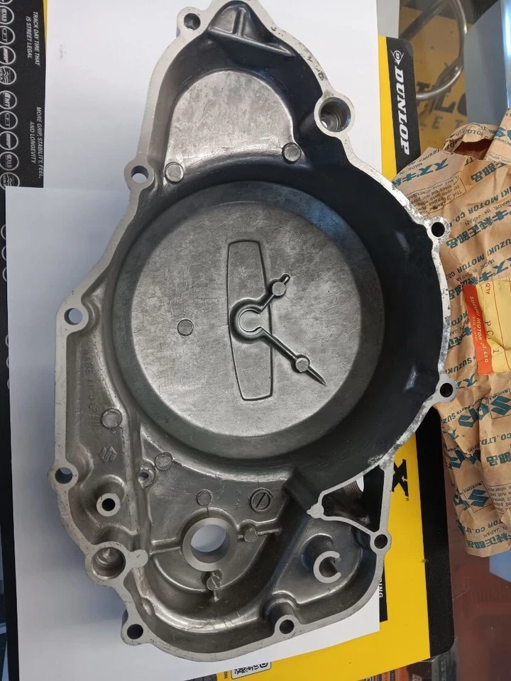 НОВАЯ ИЗ СТАРЫХ ЗАПАСОВ КРЫШКА СЦЕПЛЕНИЯ SUZUKI RL250 1974-1975 TS250 1974-1976 11341-30000, 11341-30001 - Изображение 2 из 4