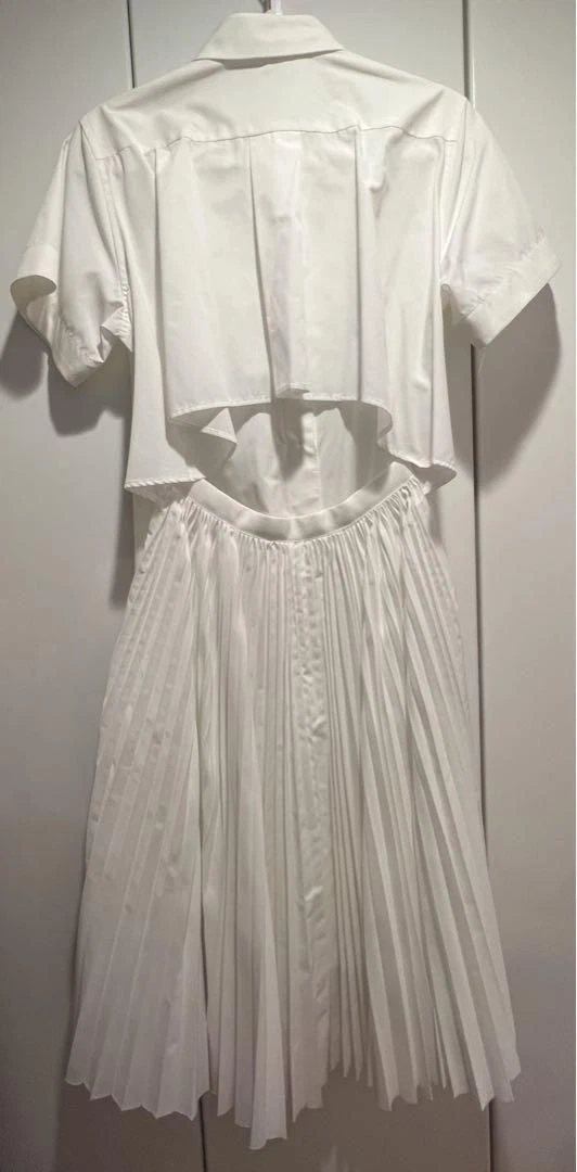 Abito SACAI aperto dietro vestito manica corta colore bianco design tinta unita dal Giappone