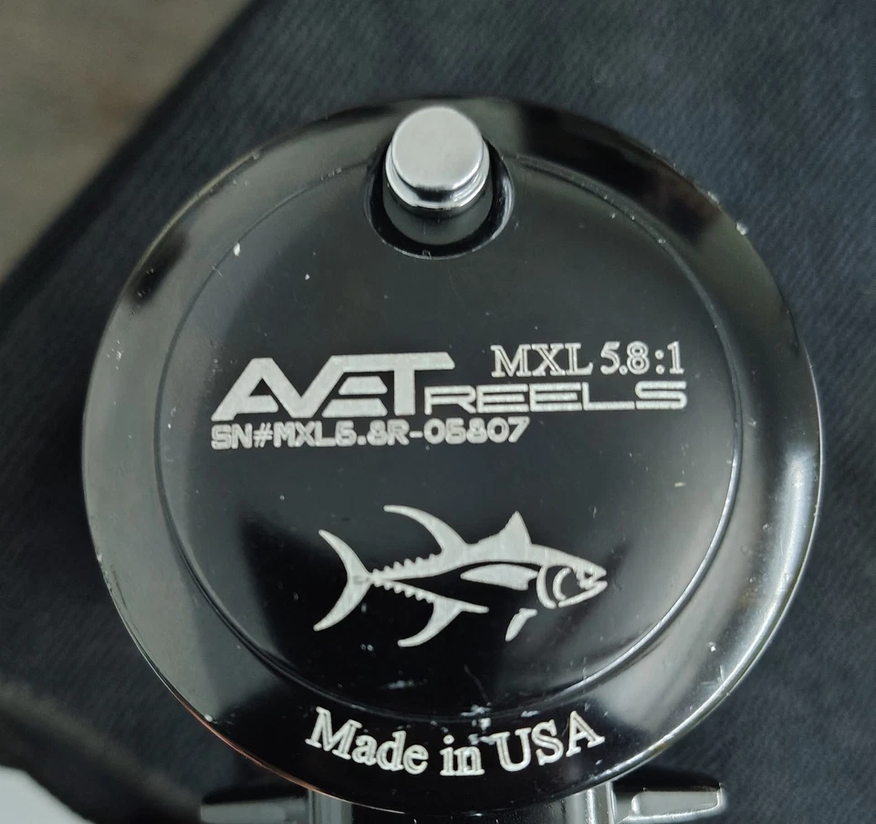 AVET Tuna MXL 5.8:1 (BLACK)  Reel In Great Condition W Power Handle Made In USA - Image 2 of 4
