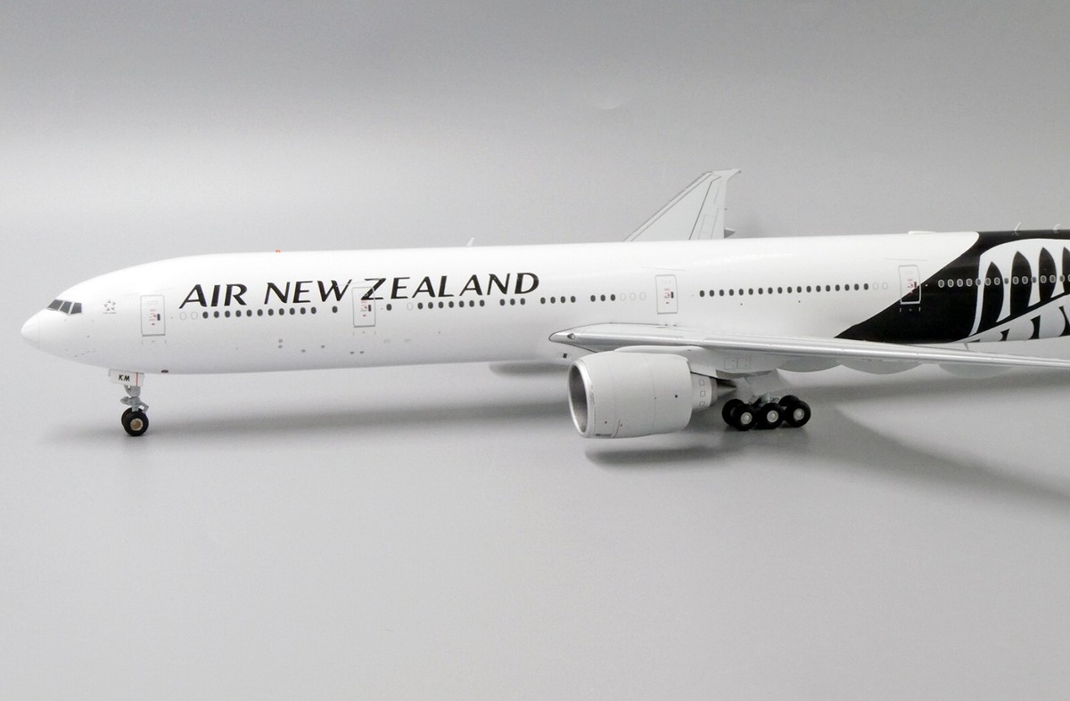 ぺんぎんAir New Zealand Boeing777-300ER BOEING 777-300ER AIR NEW ZEALAND REG: ZK-OKM WITH STAND