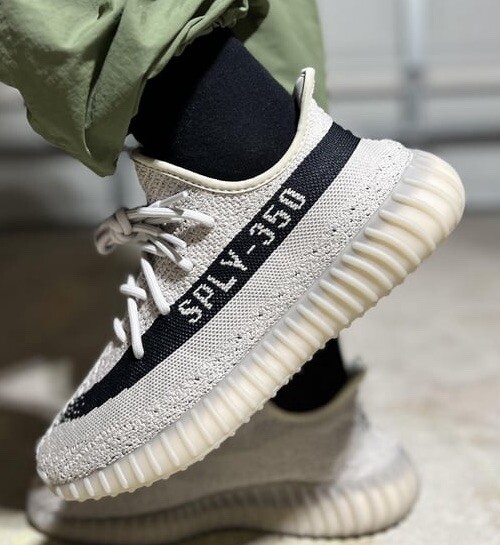 adidas YEEZY Boost 350 V2 