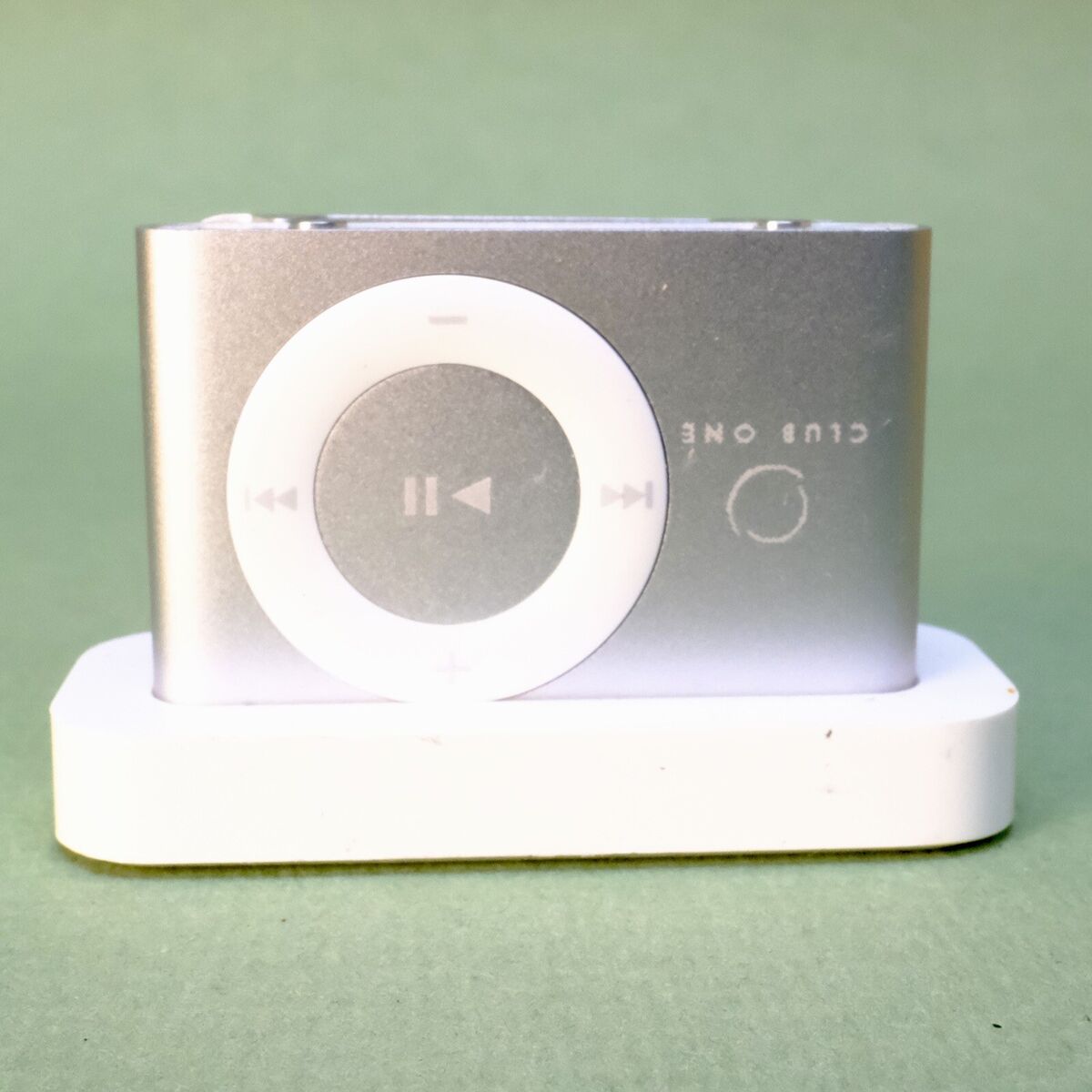Apple A1204 iPod shuffle 2 GB 2nd Generation Silver Grade A Apple A1204 iPod shuffle 2 GB 2nd Generation Silver Grade A