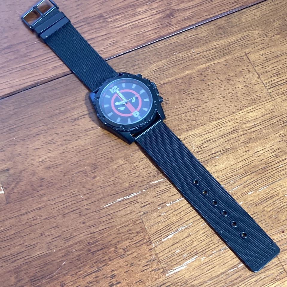 Reloj Marvel Deadpool para Hombres Rojo Negro Logo Cuadrante Estuche de Metal y Banda Funciona Accutime Foto 2 de 4