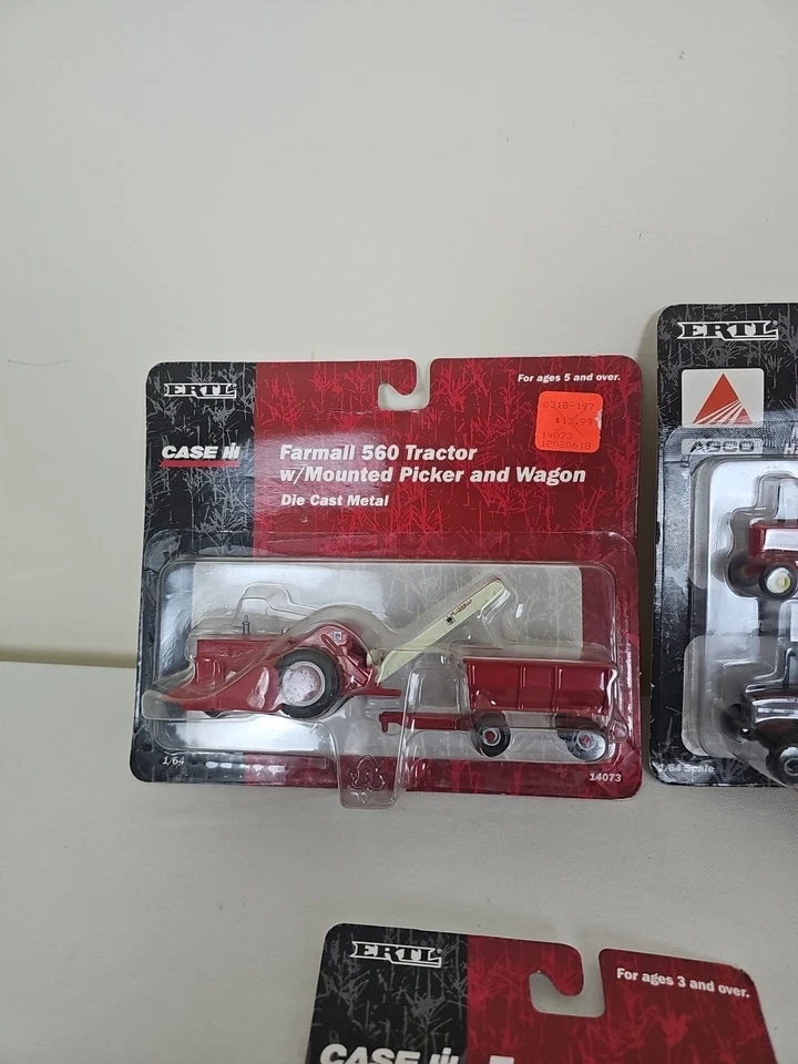 VINTAGE LOT OF 8 ERTL Tractors, FARMALL - Image 2 of 4