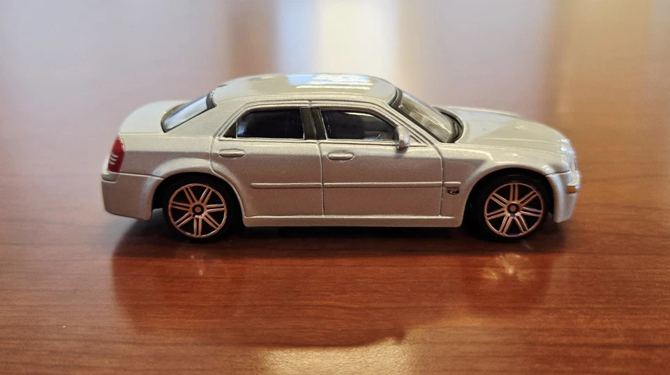 超罕见 Maisto Chrysler 300 1/43 压铸银色 — 第 4/4 张图片