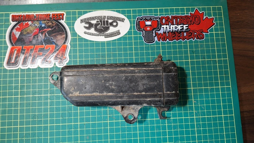 Caja de herramientas Honda XL250R 83510-KL4-000 usada para 1984-1987 Foto 3 de 4