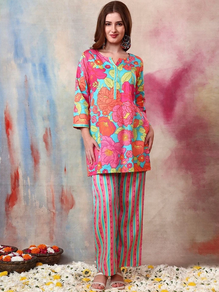 Conjunto de Kurta con pantalón estampado floral satinado algodón premium para mujer india Foto 3 de 4
