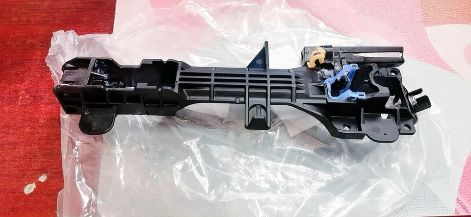 Marco de manija de puerta delantera derecha Toyota 69201-02450 para Corolla 2014-2019 Foto 4 de 4