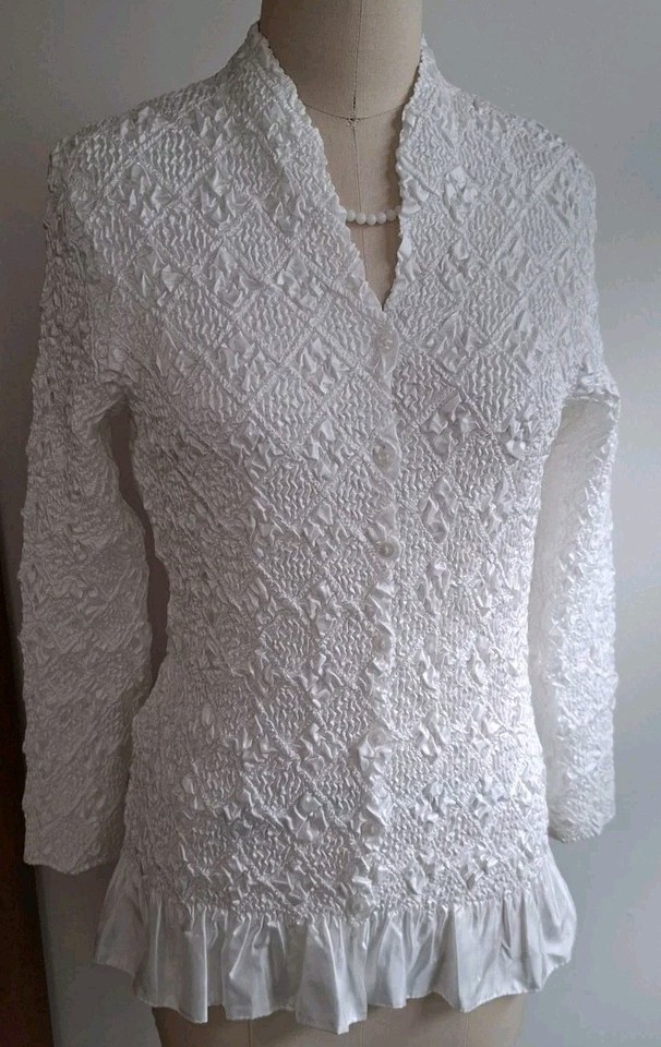 Beautiful White Crinkle Fabric  Button Up Shirt frill bottom detail Size S/M