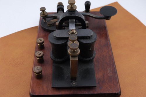 Menominee Signal Electric Ohms Vintage telegraph key. Untested, wood base - Zdjęcie 6 z 9