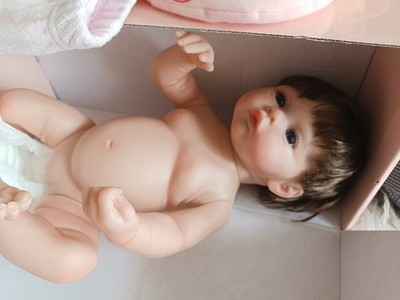 Reborn-Stil Babypuppe (Reborn) braunes glattes Haar, hell