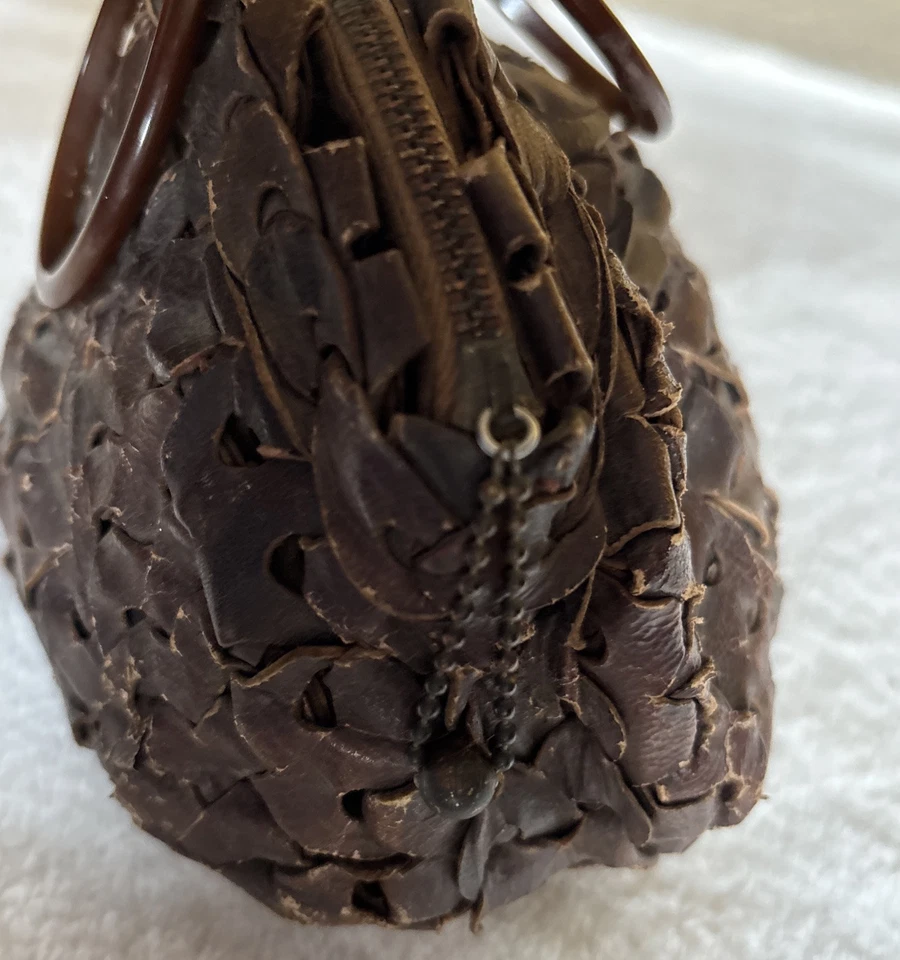 BOLSO PEQUEÑO DE CUERO TEJIDO MARRÓN AÑOS 30, ASAS DE CELLOIDE, CIERRE DE CREMALLERA METÁLICA Foto 4 de 4