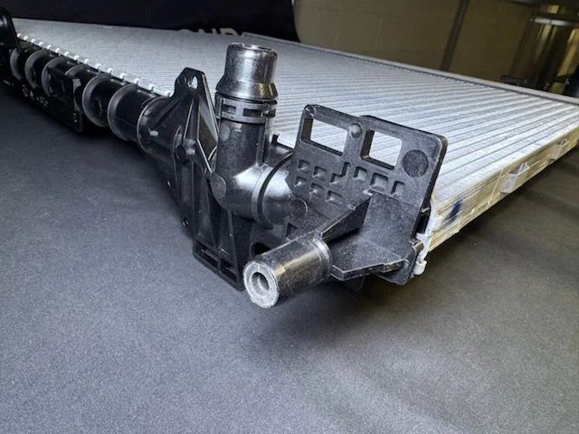 Genuine Land Rover Main Radiator Defender Range Rover Range Rover Sport LR162110 - Image 3 of 4