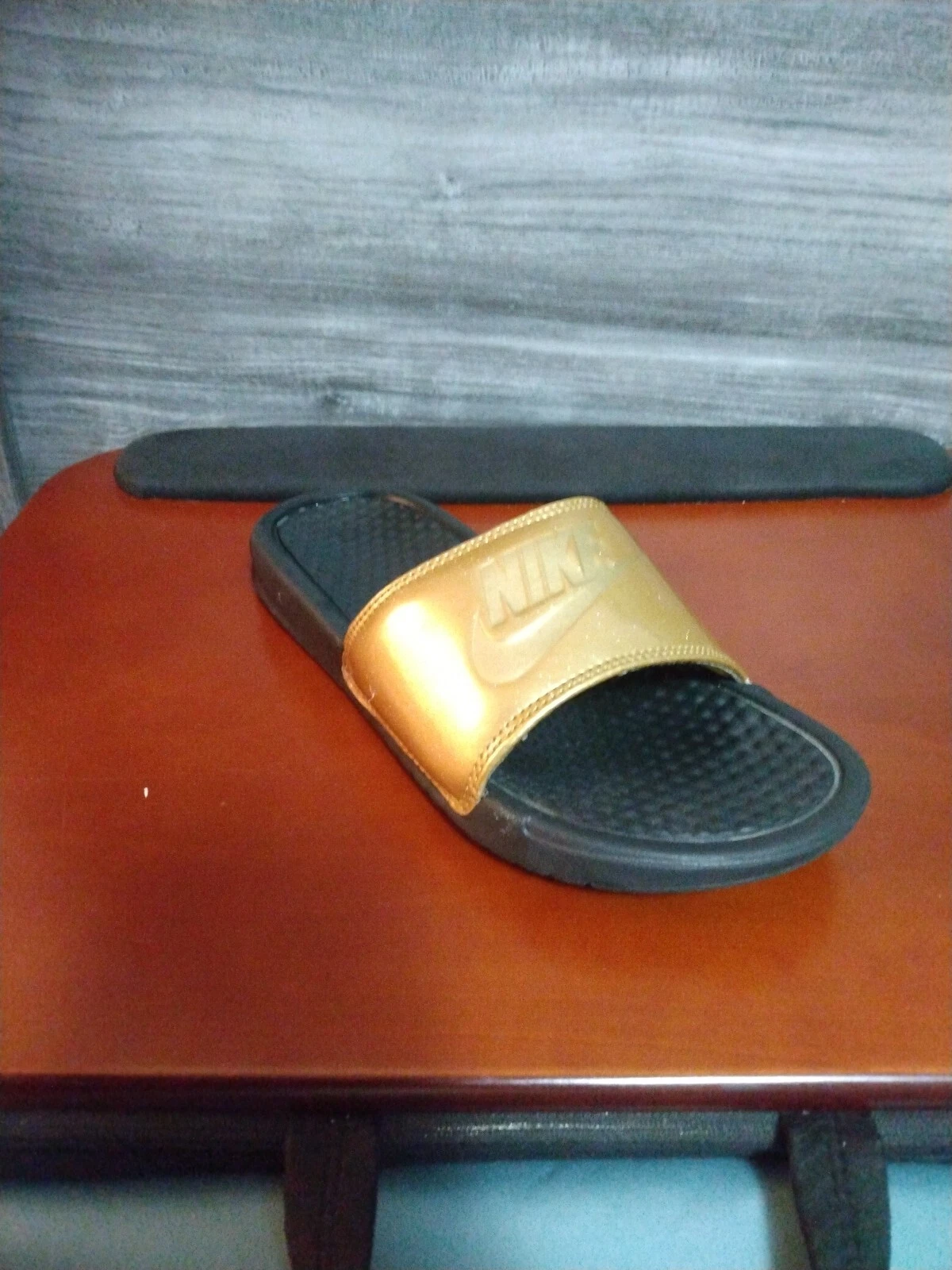 Sandali da donna Nike Benassi stampa nero oro metallizzato 618919 022 taglia 6