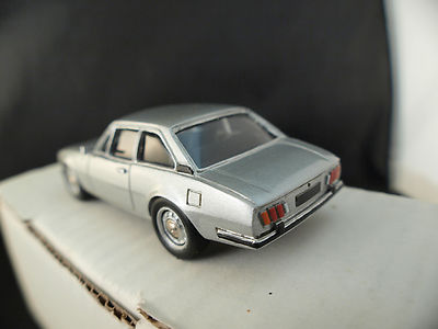 Héco Modelos Resina 1/43 - Peugeot 504 Coupé Gris