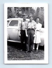 Vecchia foto d'epoca TRIO UOMO DONNA IN PIEDI DA AUTO D'EPOCA ISTANTANEA ORIGINALE