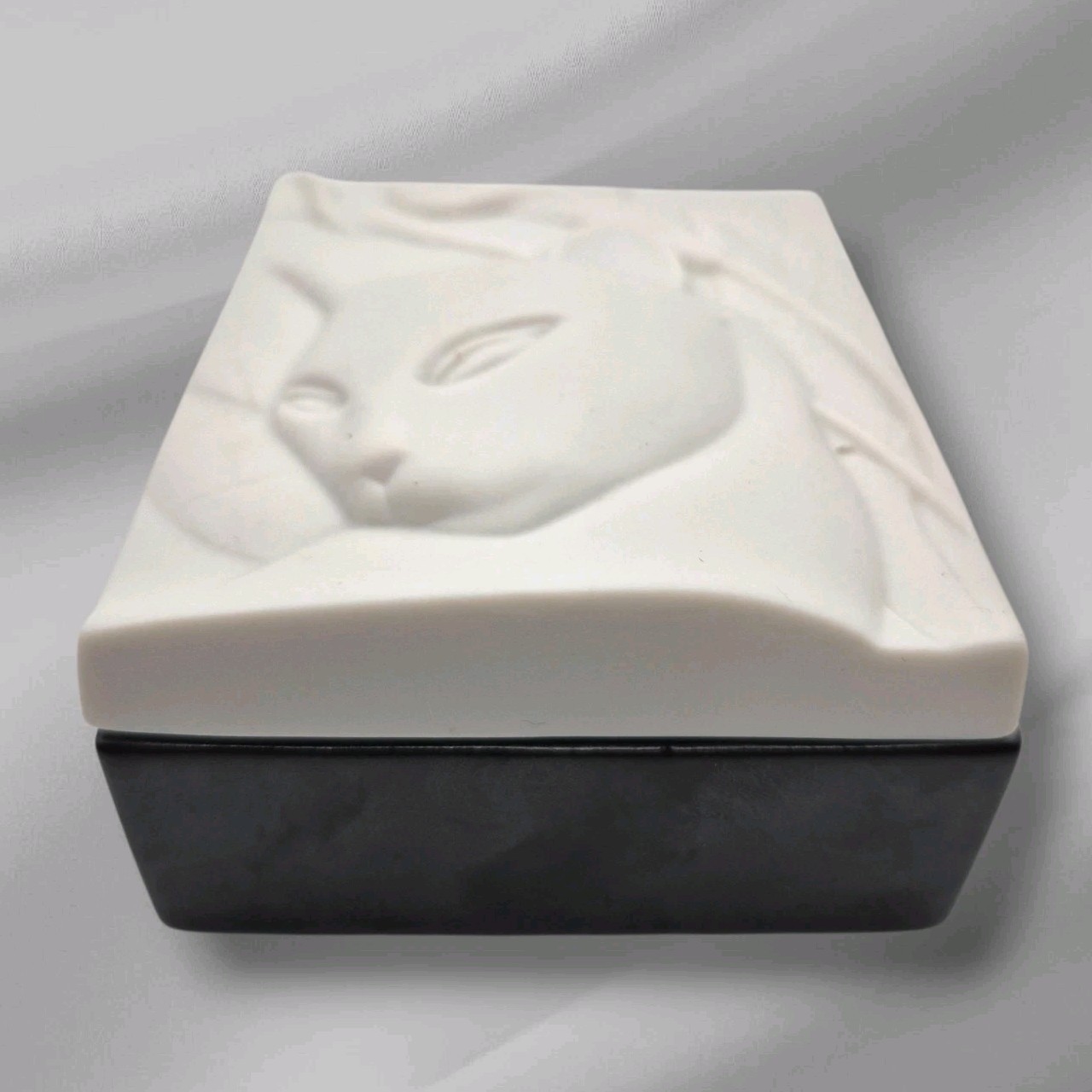 Vintage 1980s Crowning Touch Cat & Calla Lily Porcelain Trinket Box Japan