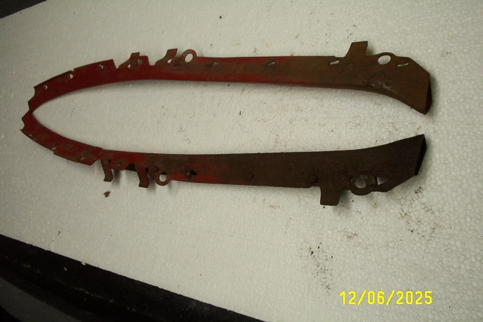 1963 CHEVROLET IMPALA  KICK PANEL WINDLACE RETAINER PAIR biscayne  belair Foto 3 de 3
