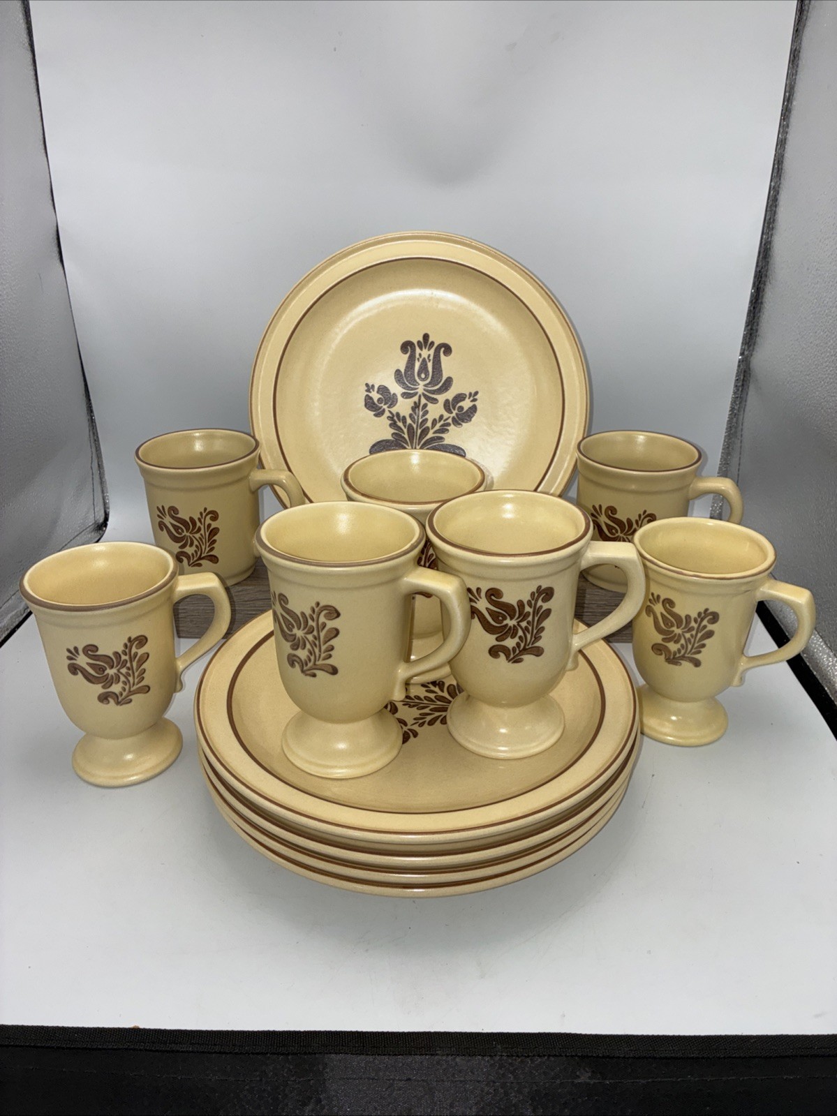 - 12 Piece Lot - Plates & Mugs - Usa