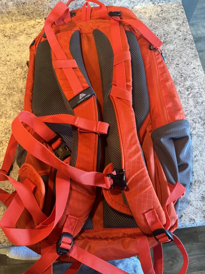 MOCHILA GRANDE OZARK TRAIL NARANJA Y GRIS Foto 2 de 4