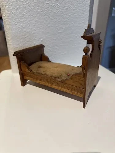 古董德国微型娃娃屋原木床 — 第 3/3 张图片
