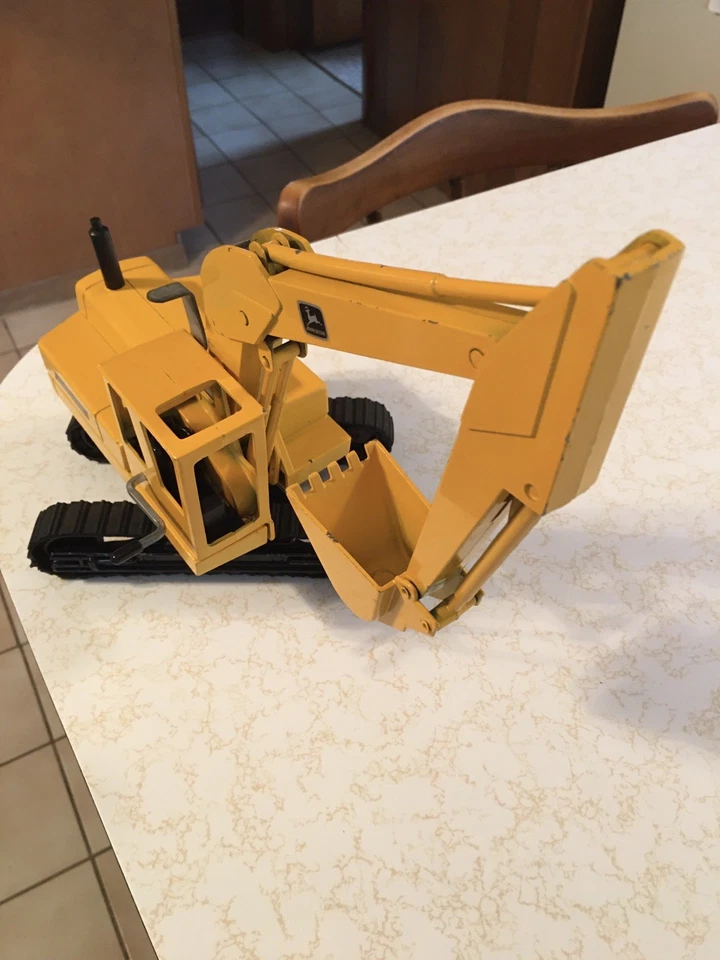 ERTL,JOHN DEERE,EXCAVADORA.RODILLO DAÑADO EN UN LADO DE LAS VÍAS.+ 4 PISTAS. Foto 3 de 4