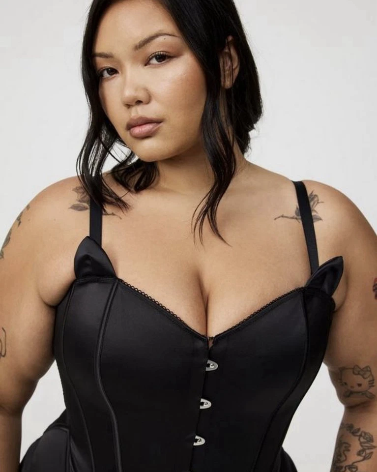 全新带标签 全新 Torrid 黑色缎面猫钩前胸围 Goth 万圣节 尺寸 6X — 第 3/4 张图片