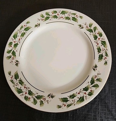 Lenox (Potter & Smith)Christmas Holiday Gold Trim Holly Dimension 8'' Salad Plate