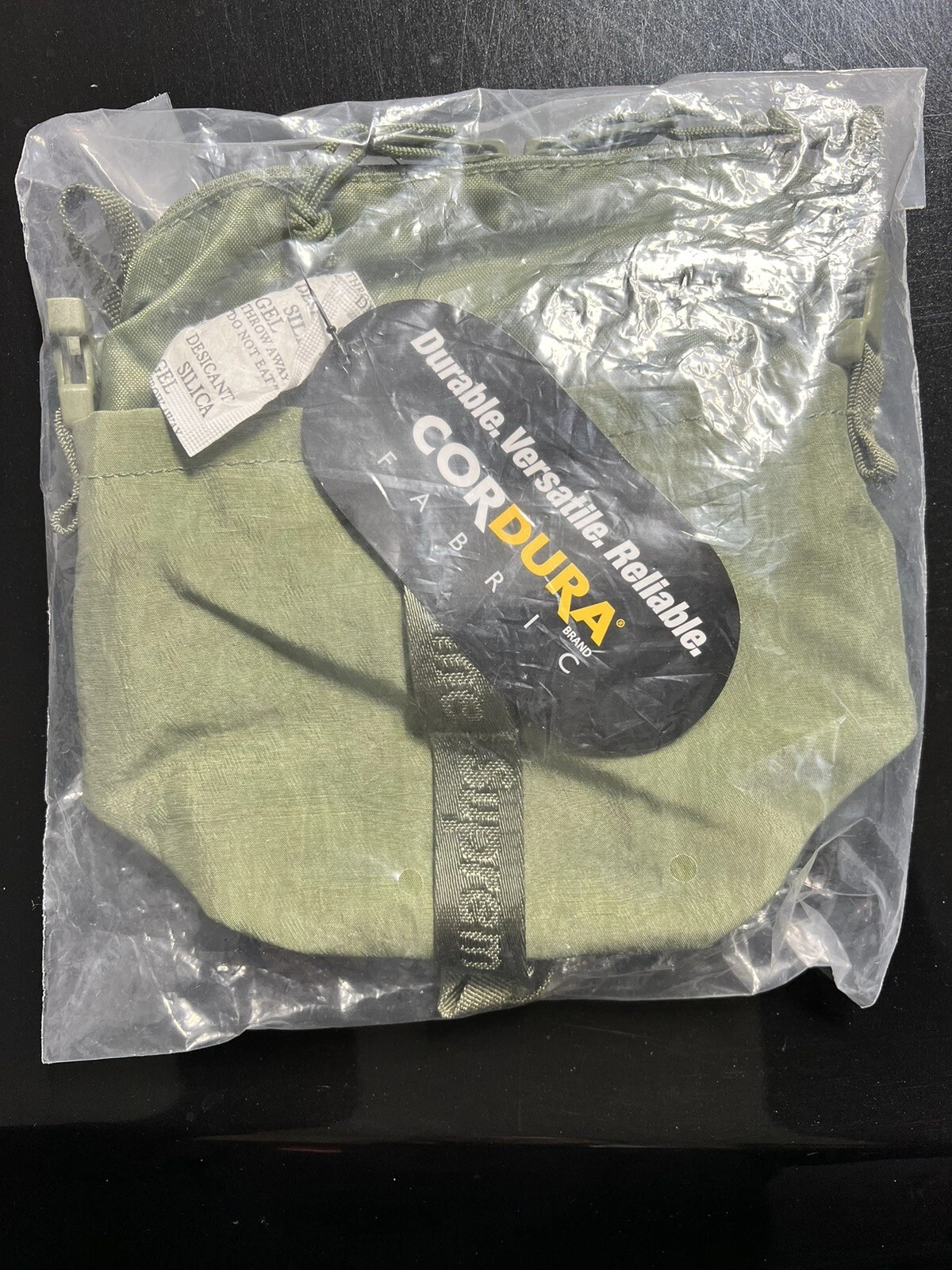 Sac à col Supreme FW20 olive. Authentique. Tout neuf. Sera expédié immédiatement.