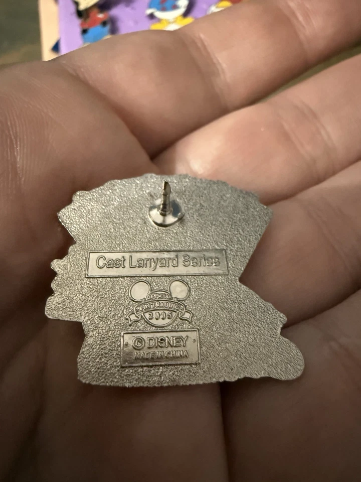 8 prendedores de Disney exclusivos para miembros del elenco de colección Foto 3 de 4