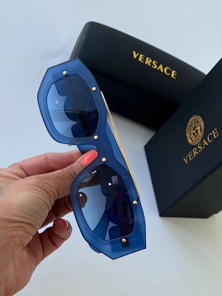 Gafas de sol de moda Versace con montura azul Medusa Foto 3 de 4