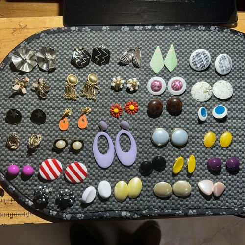 Lot of 30 pairs vintage costume jewelry /clip earrings gold,silver,multi colors.