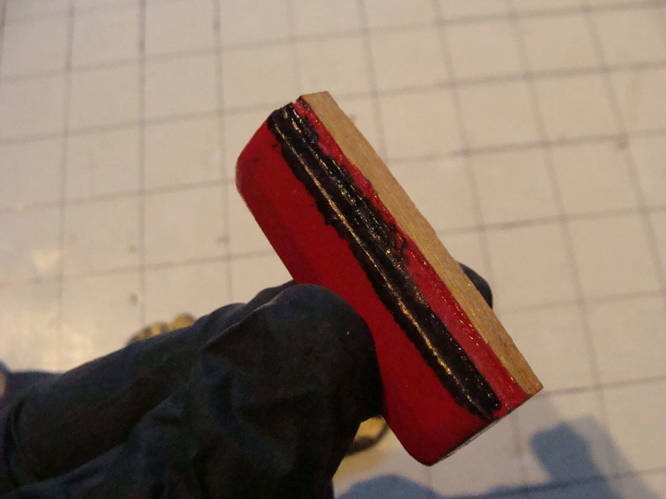 vintage años 30 más o menos 4 piezas de juego CABALLO DE MADERA con soportes 2 negros y 2 rojos Foto 4 de 4