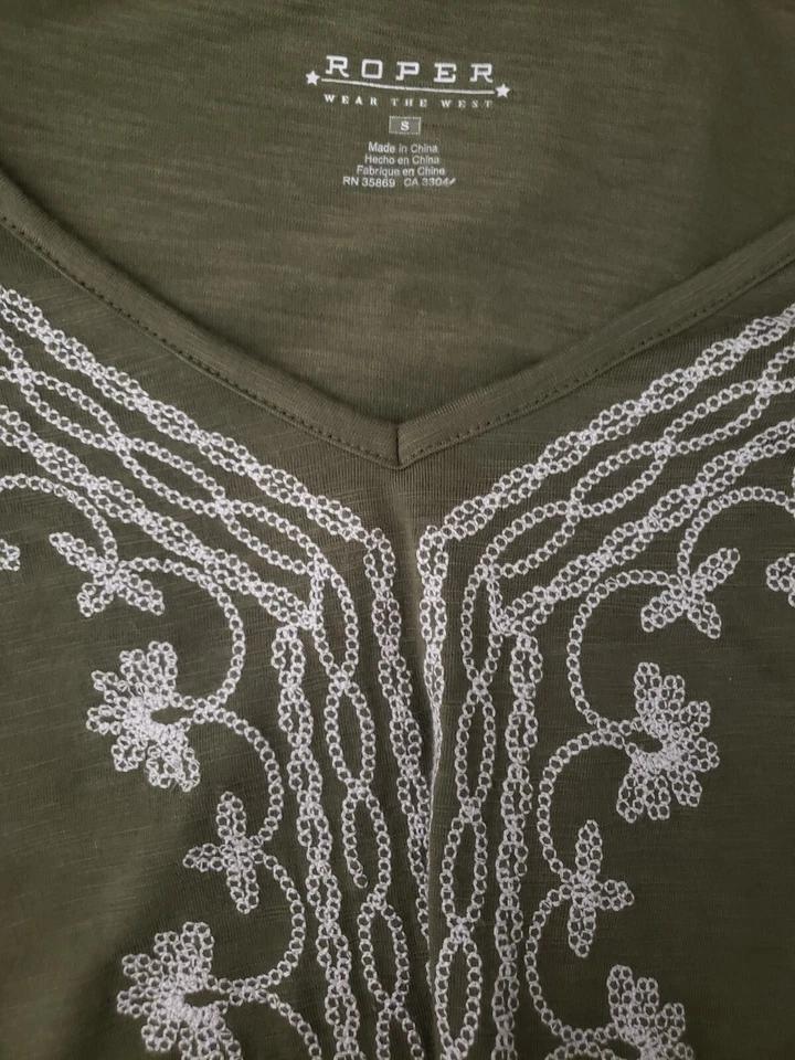 Blusa Roper Camponesa Tamanho Pequeno Bordada Verde Oliva Manga Largada - Imagem 3 de 4