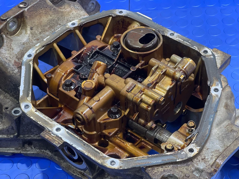 Nissan Rogue Sport 2017-2022 2,0 L cárter de aceite superior del motor OEM 111104BB1C Foto 3 de 4