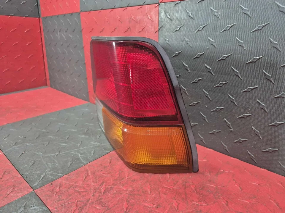 Conjunto de luces traseras para pasajero derecho Toyota Tercel 95-97 OEM Foto 2 de 4