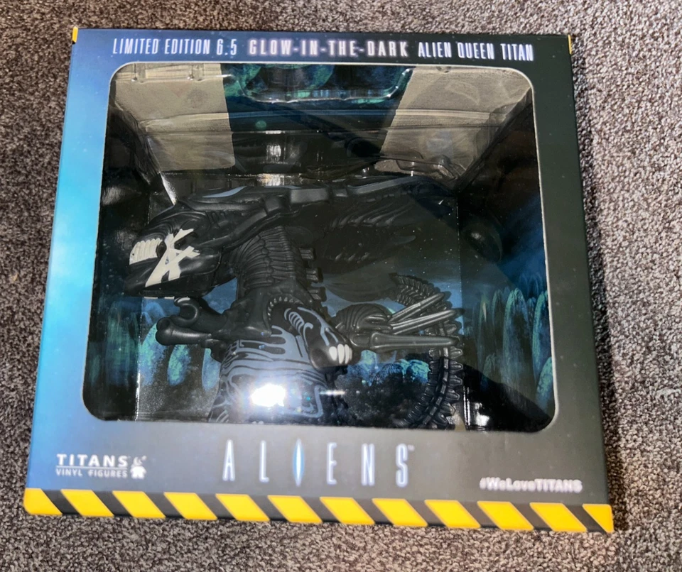 Titans - Aliens Limited Edition GITD Oversized Alien Queen - Glow In The Dark - Image 2 of 4