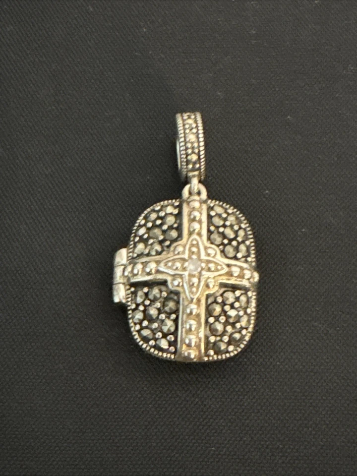 Colgante medallón vintage de plata de ley 925 circonita cúbica con piedras preciosas de doble cruz Foto 2 de 4