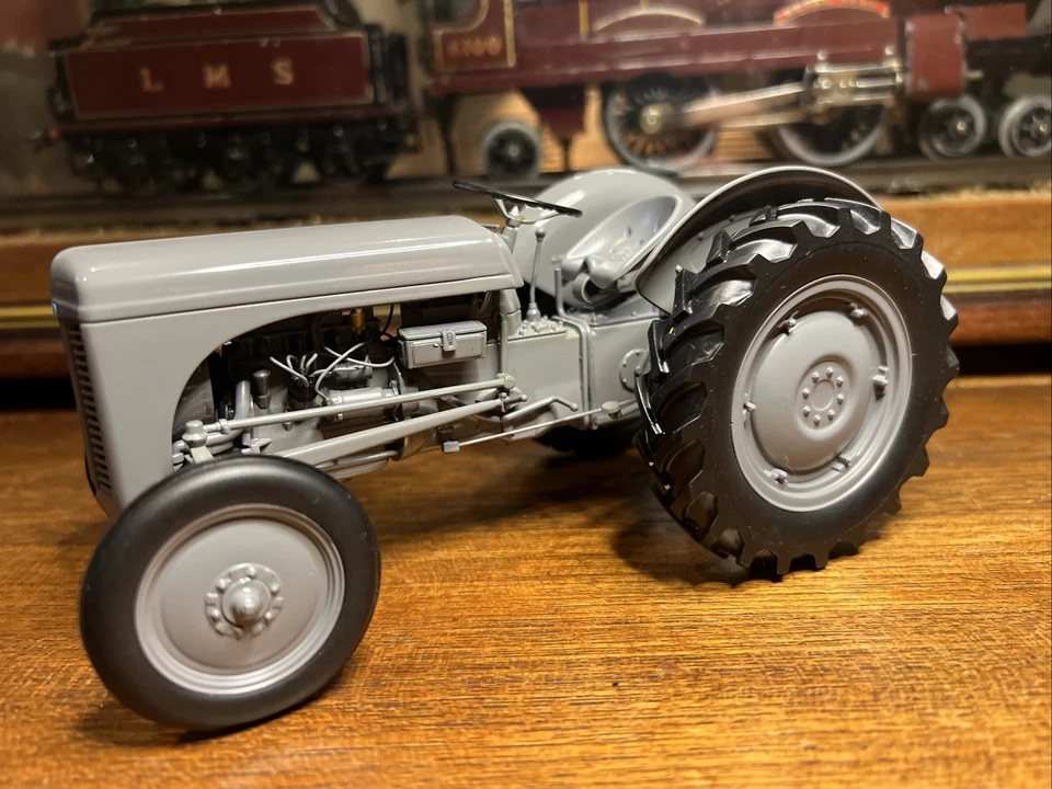 UNIVERSAL HOBBIES MUH 2591 1:16 SCALE FERGUSON TEA 20  - Mint In Box - Image 2 of 4