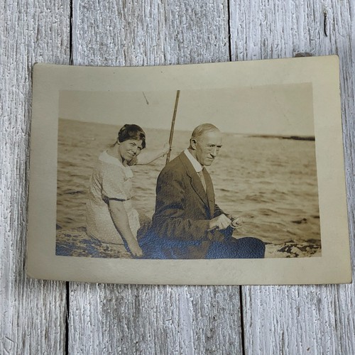 Foto antica vintage Ocean Lake River con bella ragazza snapshot vacanza Candid - Foto 2 di 5