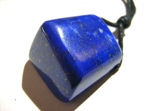 Royalblauer LAPISLAZULI gebohrt, am Band Royalblauer LAPISLAZULI gebohrt, am Band