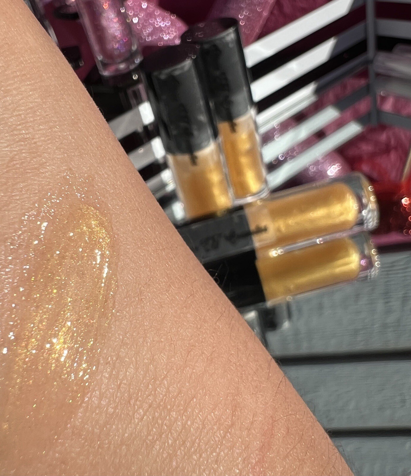 Luxurious Shiny Lip Gloss for Hydration & High Shine-image