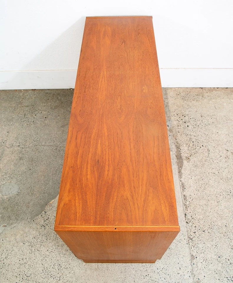 Aparador Credenza moderno danés de mediados de siglo puertas correderas teca Dinamarca Mcm Foto 3 de 4